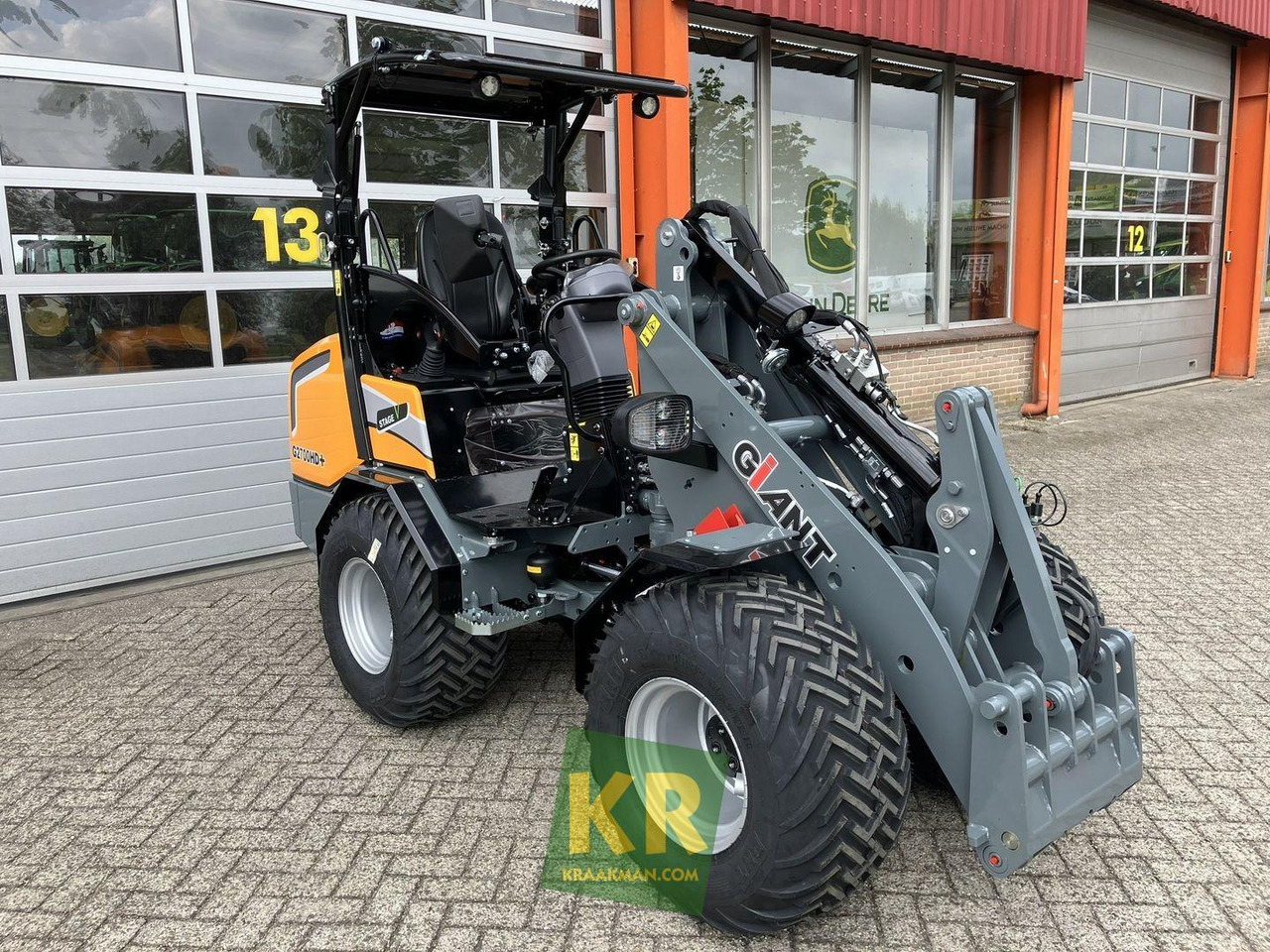 Giant G2700 HD - Compact loader: picture 2 Giant G2700 HD - Compact loader: picture 2