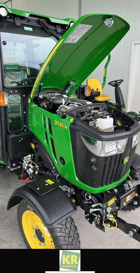 John Deere 2032R - Compact tractor: picture 3 John Deere 2032R - Compact tractor: picture 3