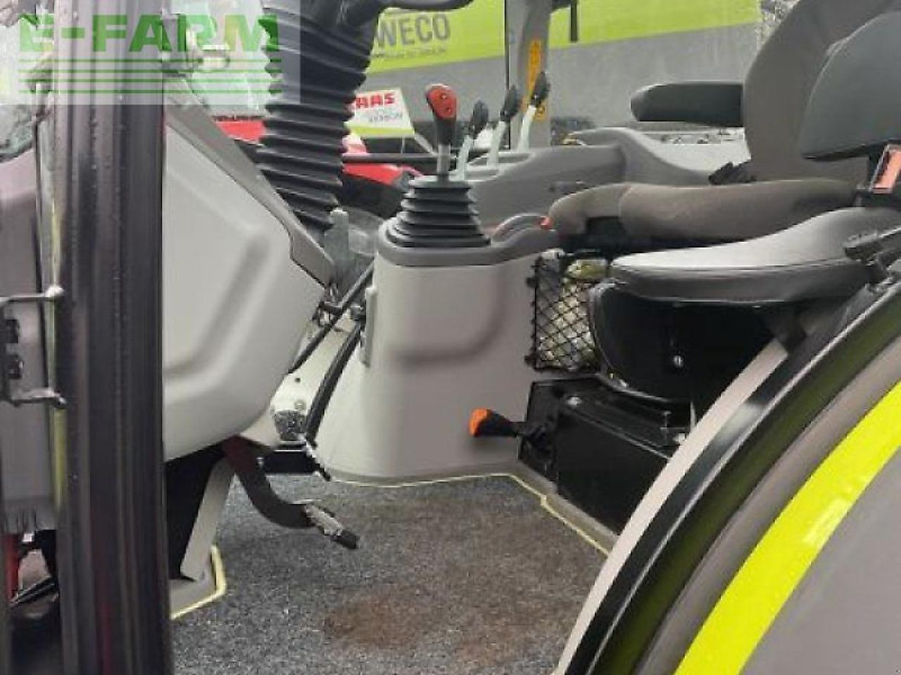 CLAAS axos 240 advanced claas trakto - Farm tractor: picture 3 CLAAS axos 240 advanced claas trakto - Farm tractor: picture 3