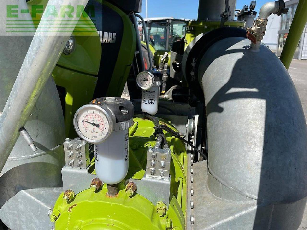 CLAAS xerion 4000 saddle trac zunhammer 16 m³ kundendienst und tüv neu SADDLE TRAC - Farm tractor: picture 5 CLAAS xerion 4000 saddle trac zunhammer 16 m³ kundendienst und tüv neu SADDLE TRAC - Farm tractor: picture 5