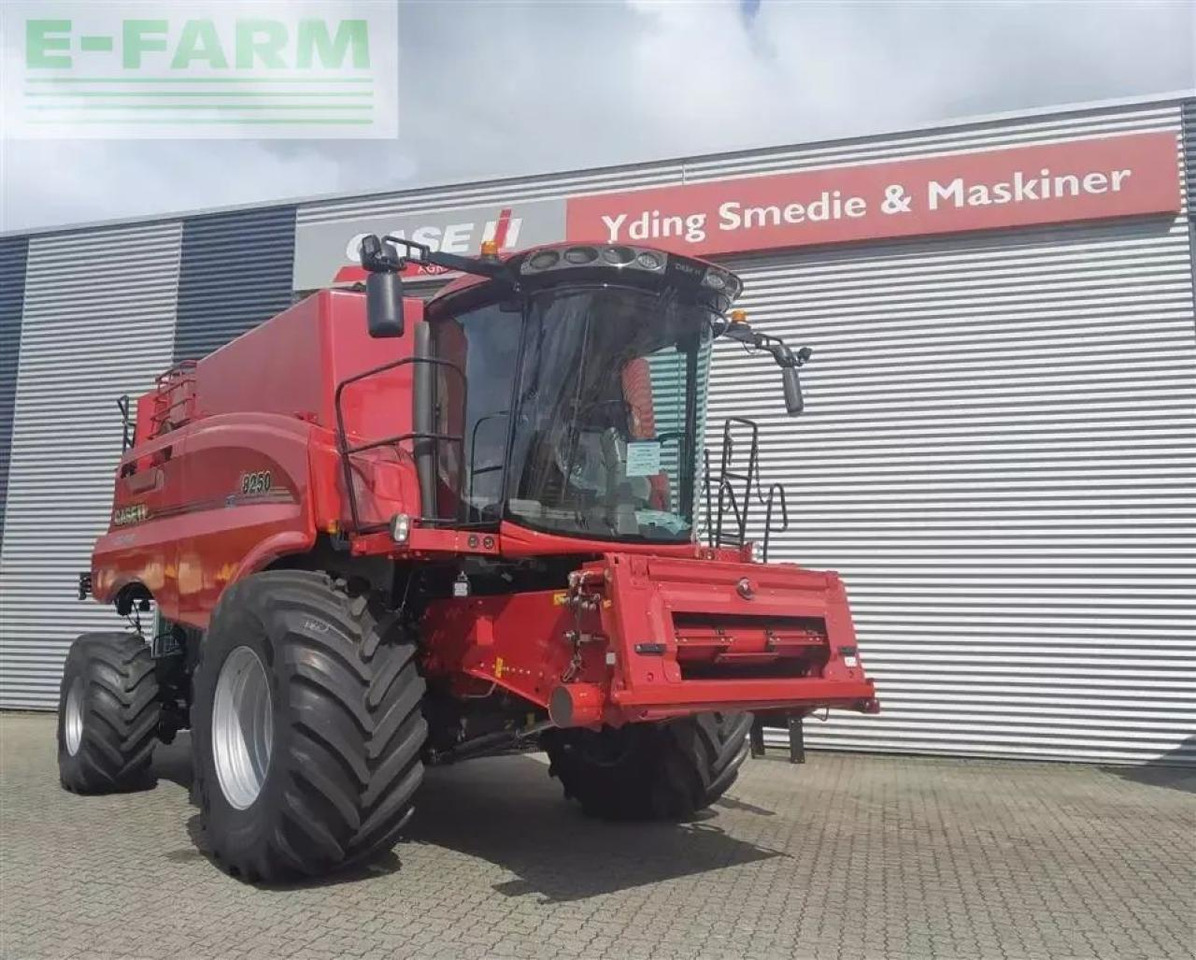 Case-IH 8250 kampagnepris axial-flow 8250 med 35 fod varioskærebord - Combine harvester: picture 1 Case-IH 8250 kampagnepris axial-flow 8250 med 35 fod varioskærebord - Combine harvester: picture 1