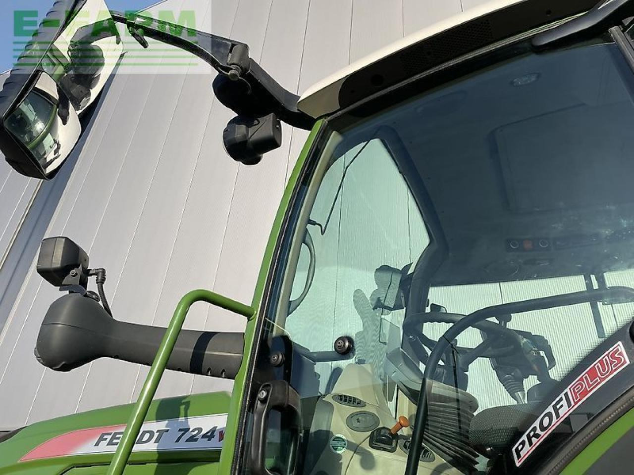 Farm tractor Fendt 724 s4: picture 16