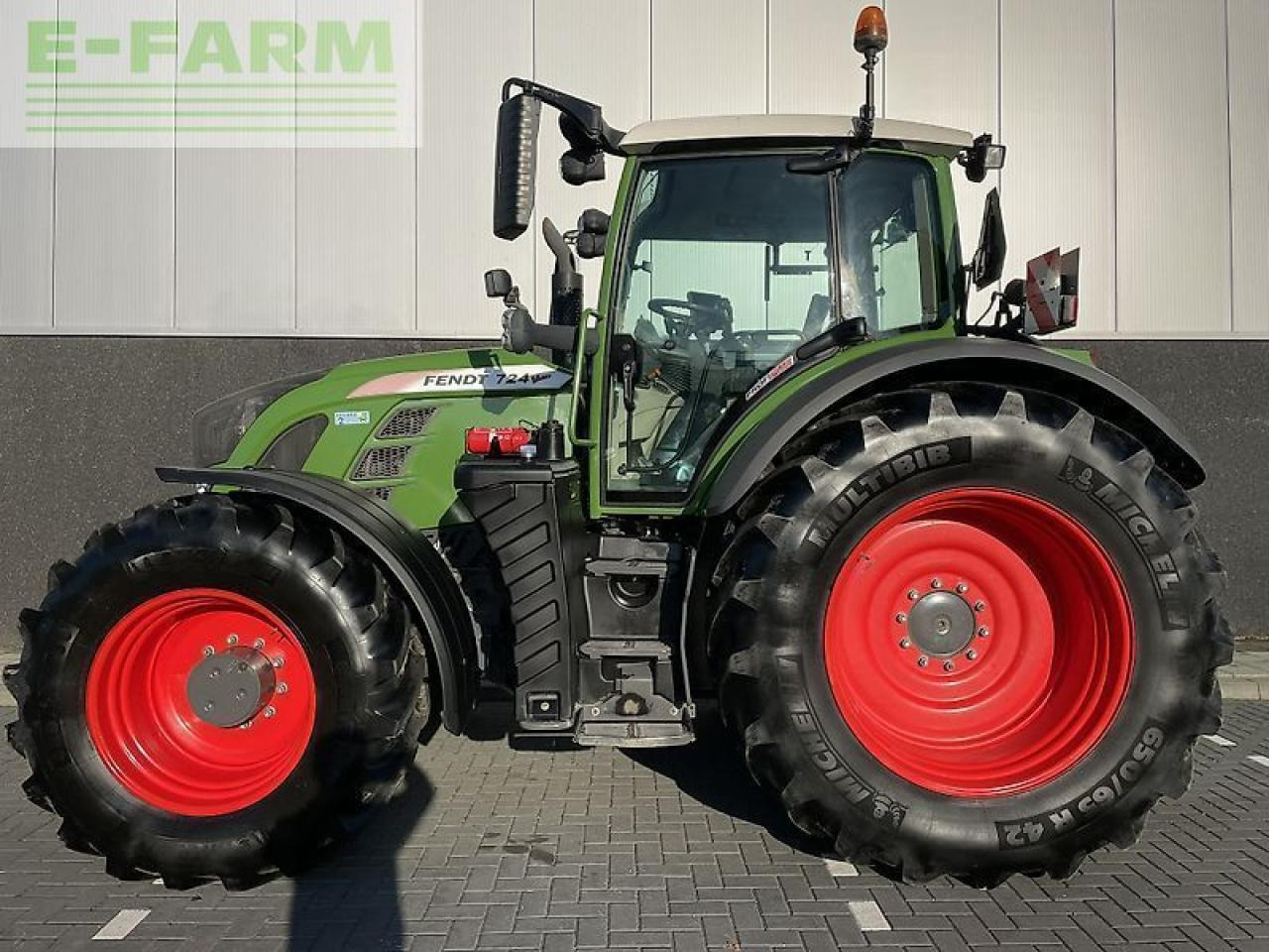 Farm tractor Fendt 724 s4: picture 7