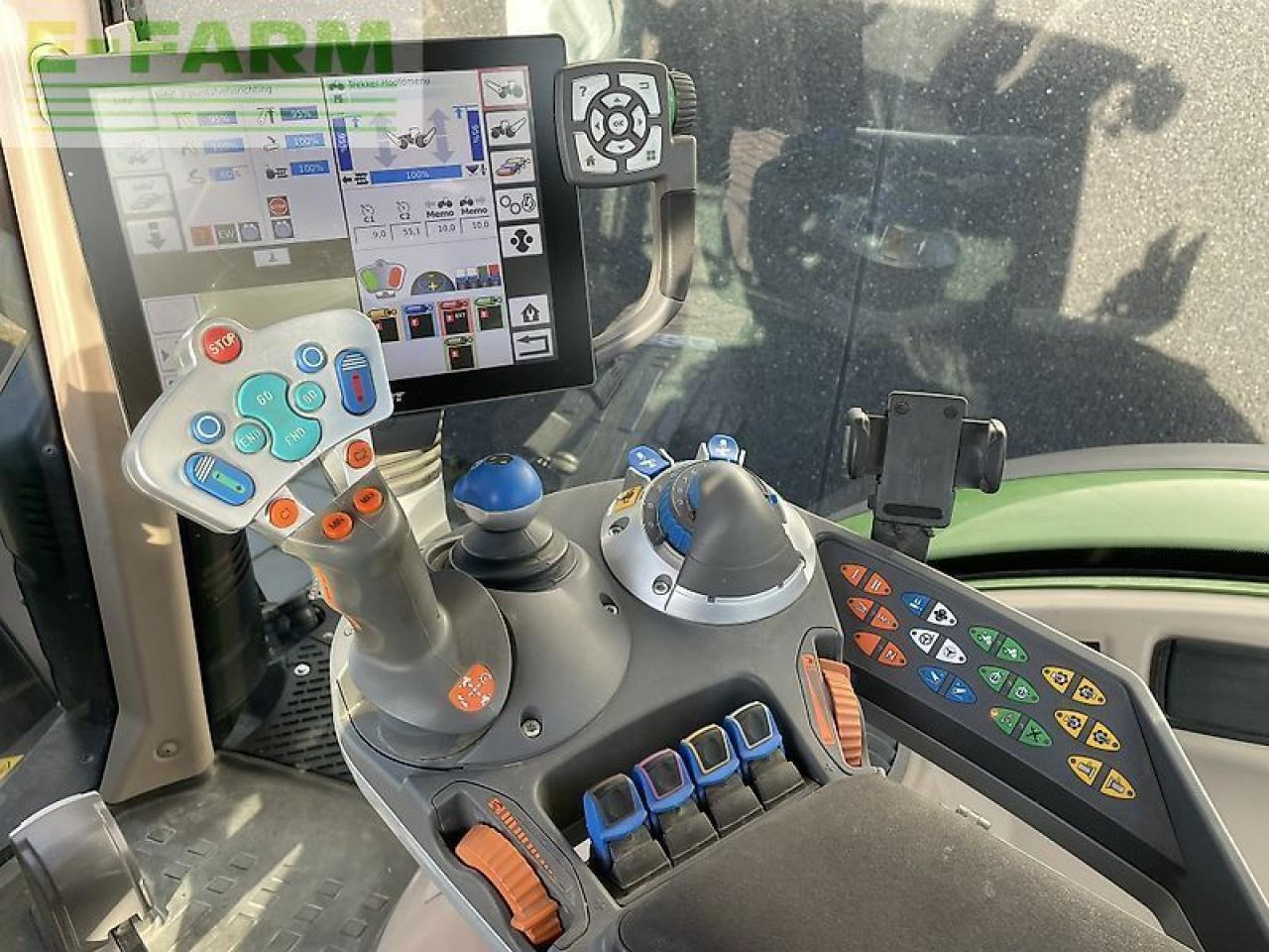 Farm tractor Fendt 724 s4: picture 13