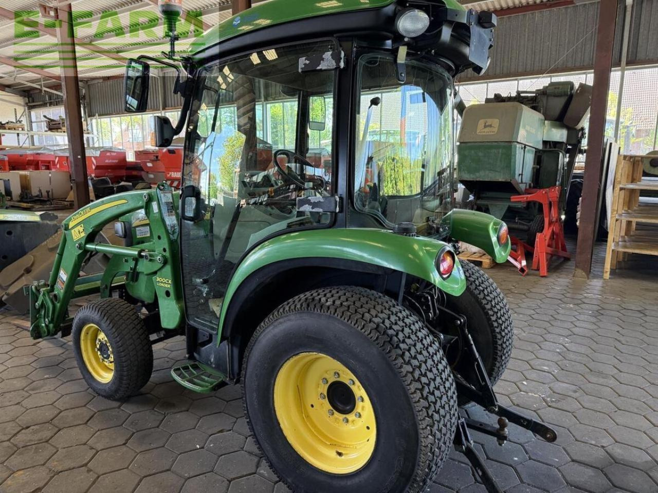 John Deere 3320 - Farm tractor: picture 5 John Deere 3320 - Farm tractor: picture 5