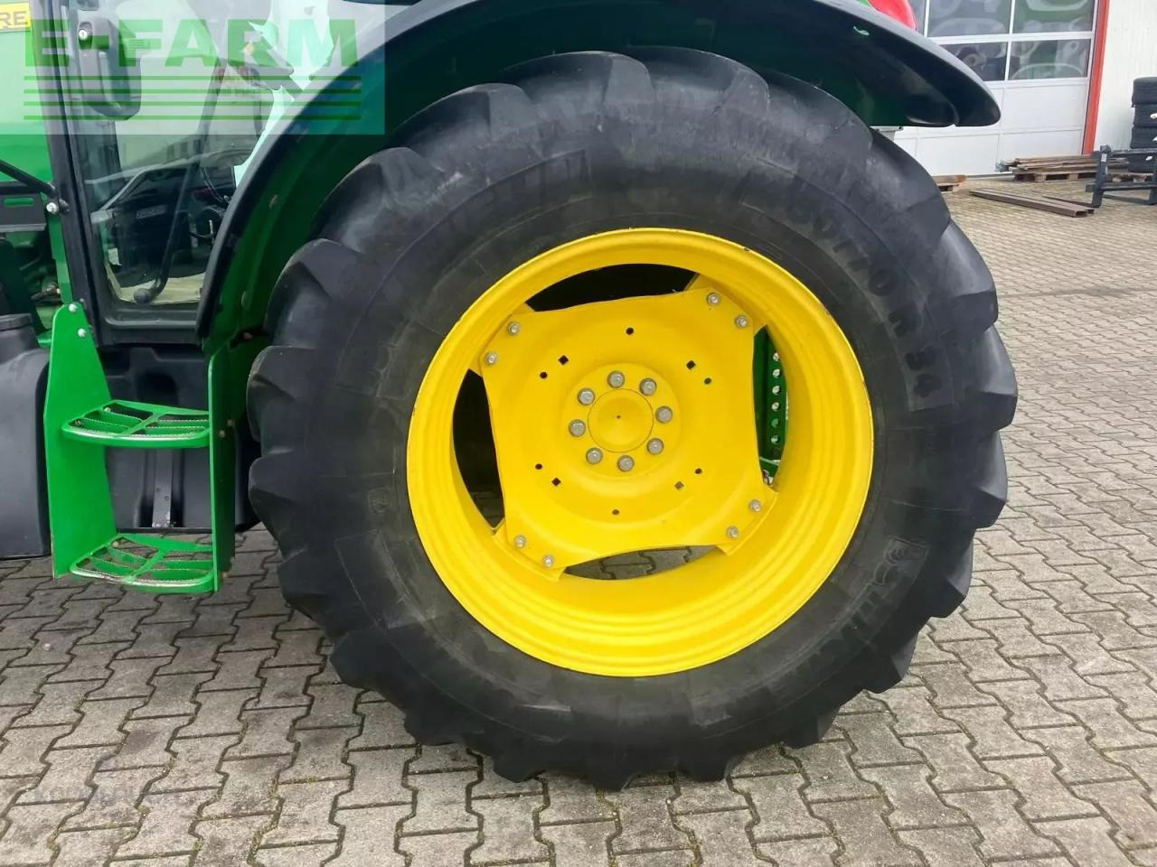 John Deere 5085 m - Farm tractor: picture 4 John Deere 5085 m - Farm tractor: picture 4