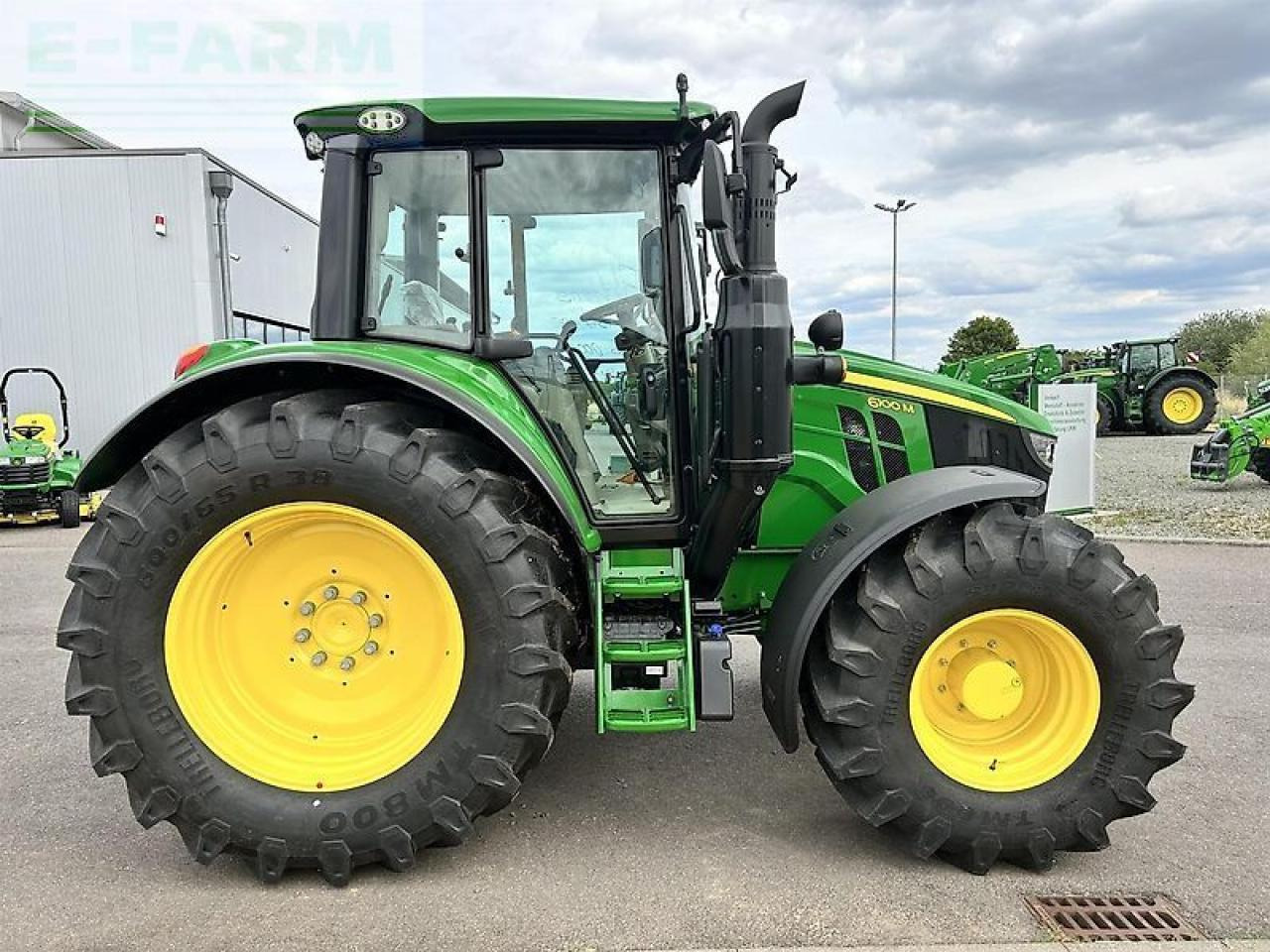 John Deere 6100m aq+ demo - Farm tractor: picture 3 John Deere 6100m aq+ demo - Farm tractor: picture 3