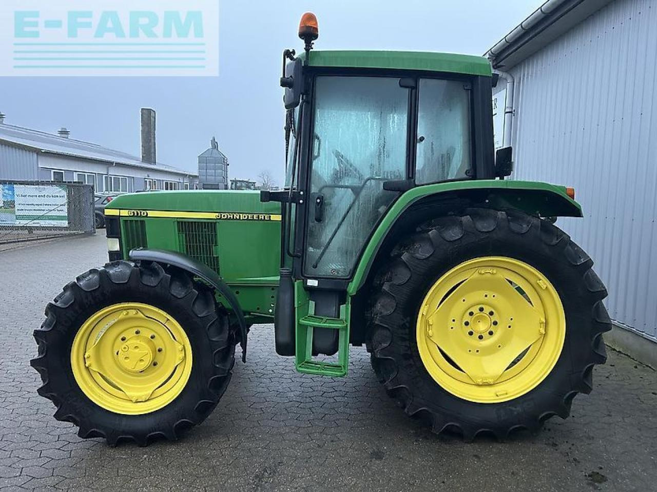 John Deere 6110 - Farm tractor: picture 2 John Deere 6110 - Farm tractor: picture 2