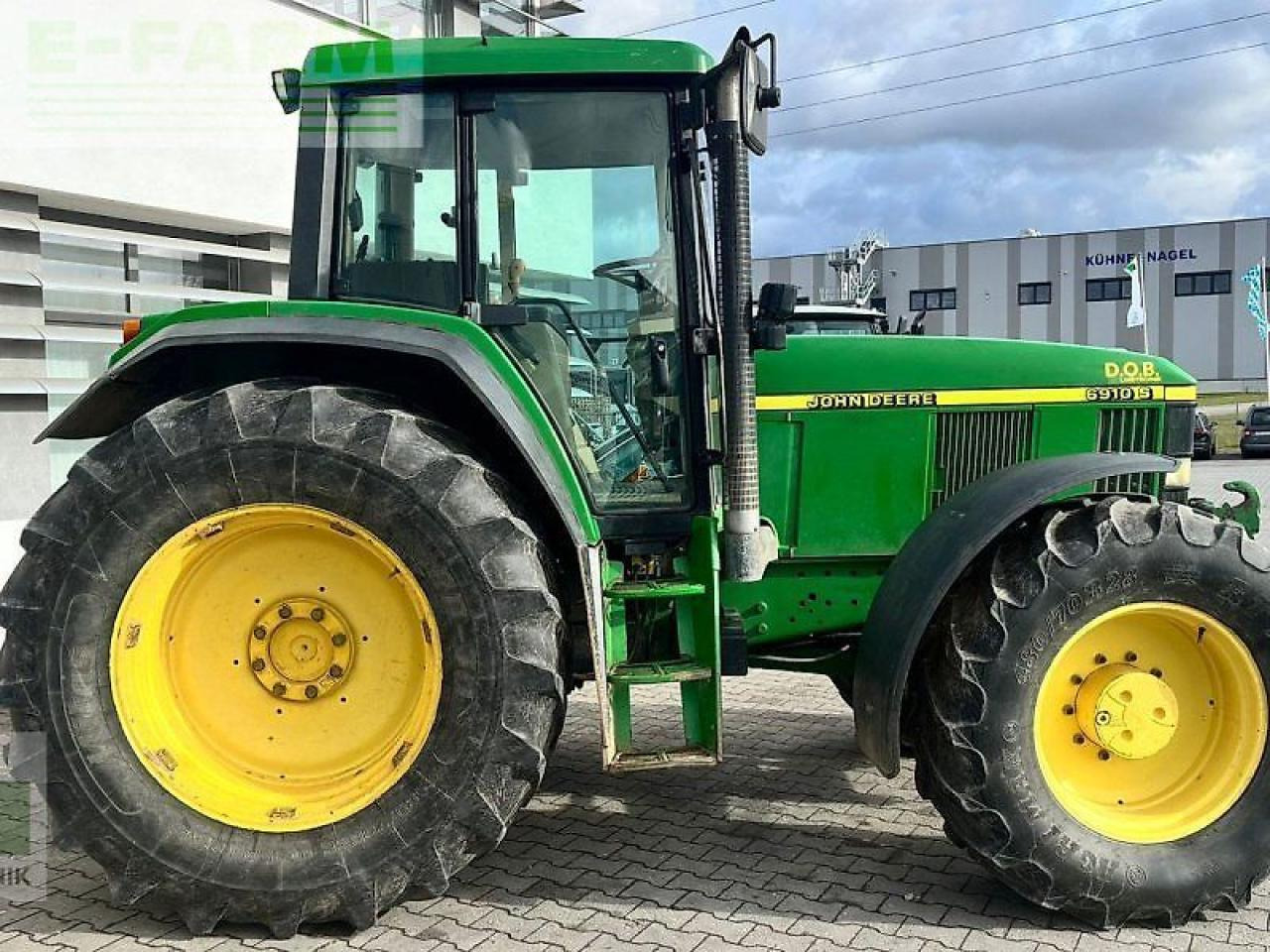 John Deere 6910s - Farm tractor: picture 3 John Deere 6910s - Farm tractor: picture 3
