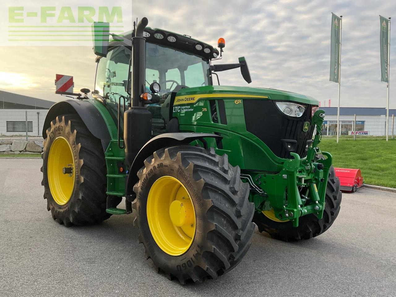 John Deere 6R 215 - Farm tractor: picture 4 John Deere 6R 215 - Farm tractor: picture 4