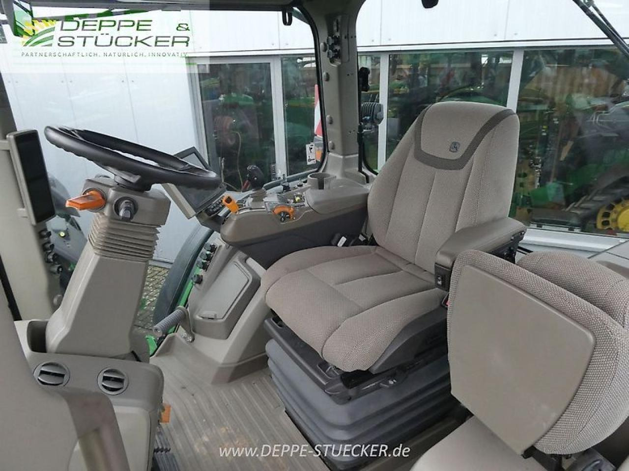 Farm tractor John Deere 7r 350: picture 6