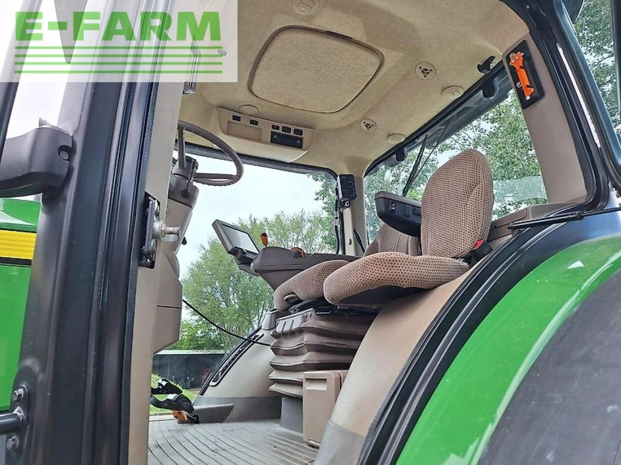 John Deere 8245R - Farm tractor: picture 3 John Deere 8245R - Farm tractor: picture 3