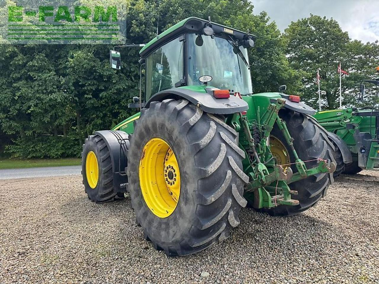 Farm tractor John Deere 8330: picture 10