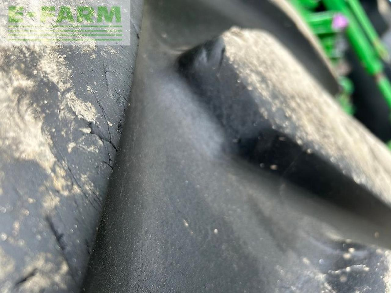 Farm tractor John Deere 8335 r: picture 7