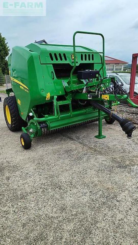 John Deere f441r - Square baler: picture 2 John Deere f441r - Square baler: picture 2
