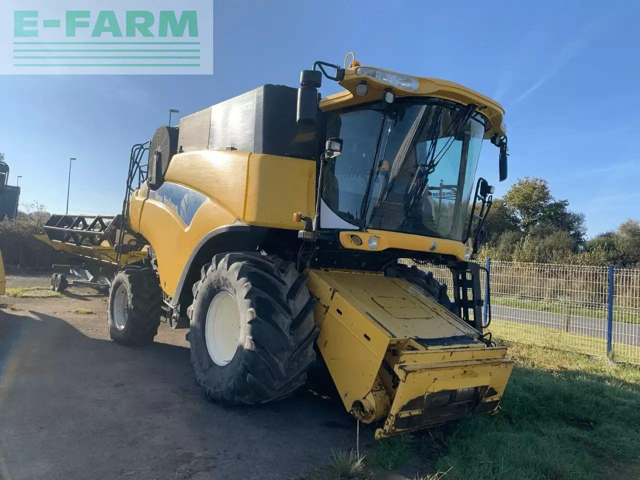 New Holland cr 9070 - Combine harvester: picture 2 New Holland cr 9070 - Combine harvester: picture 2