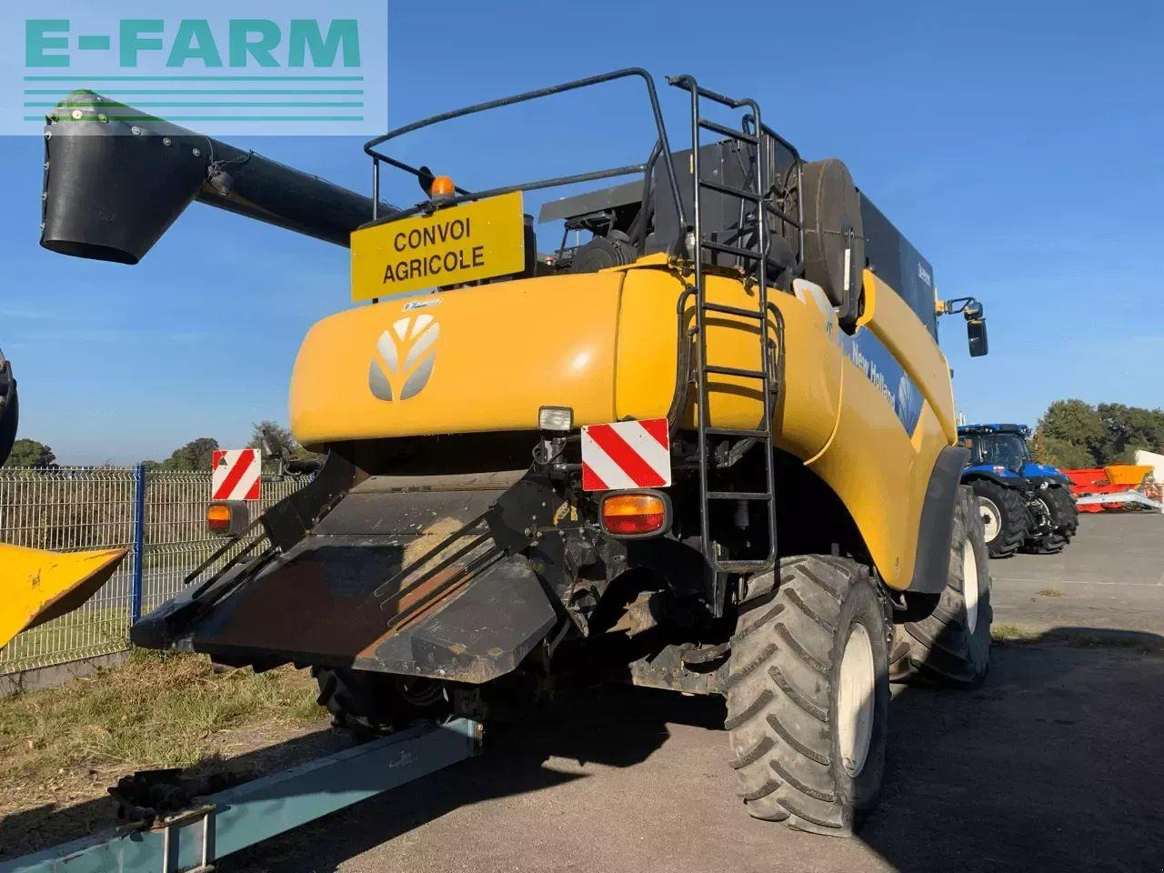 New Holland cr 9070 - Combine harvester: picture 3 New Holland cr 9070 - Combine harvester: picture 3