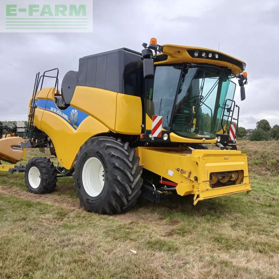 New Holland cx 6.90 - Combine harvester: picture 2 New Holland cx 6.90 - Combine harvester: picture 2