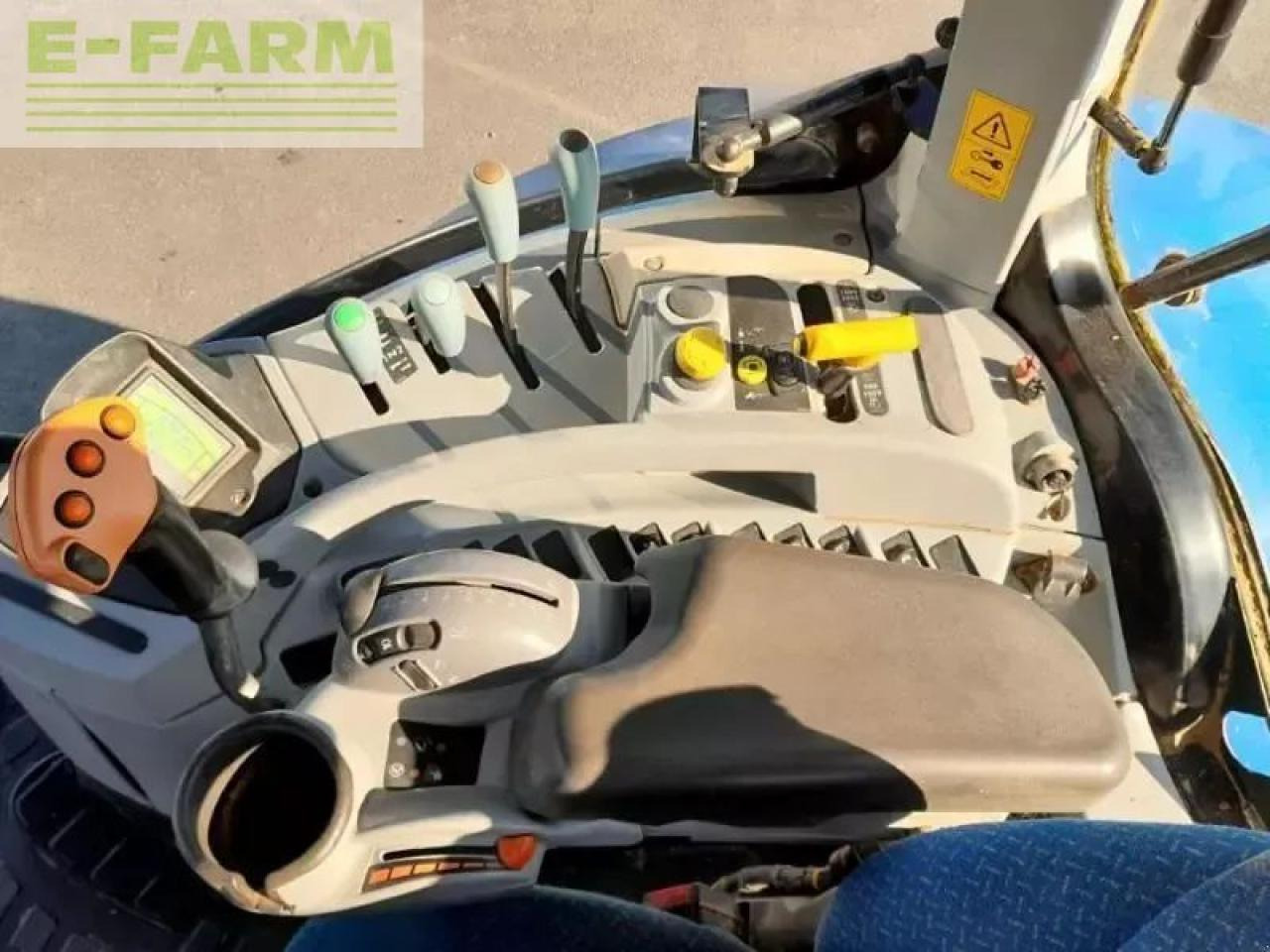 Farm tractor New Holland t7-170rc: picture 10