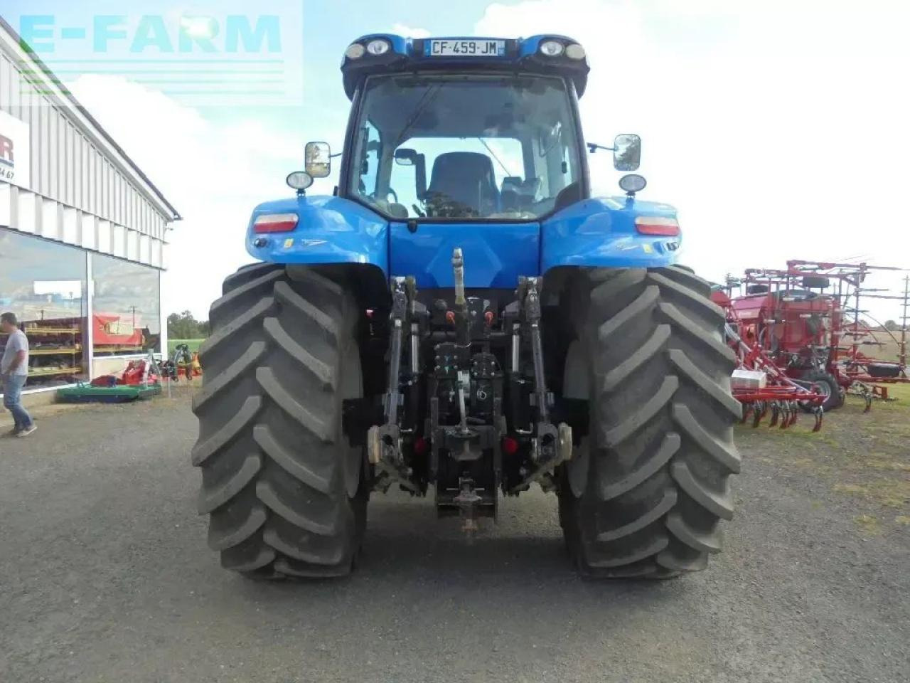 Farm tractor New Holland t8.330: picture 6