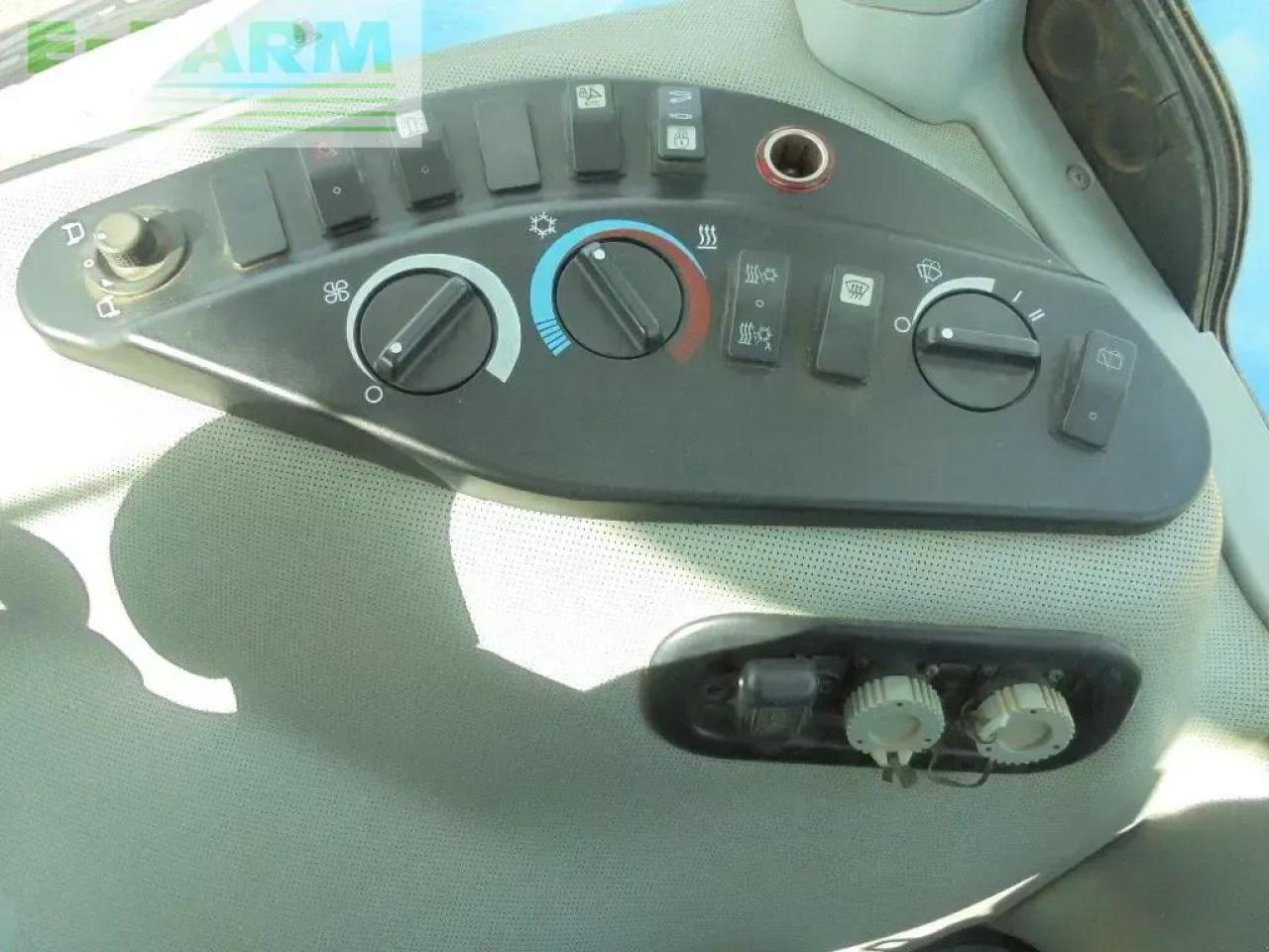 Farm tractor New Holland t8.330: picture 9