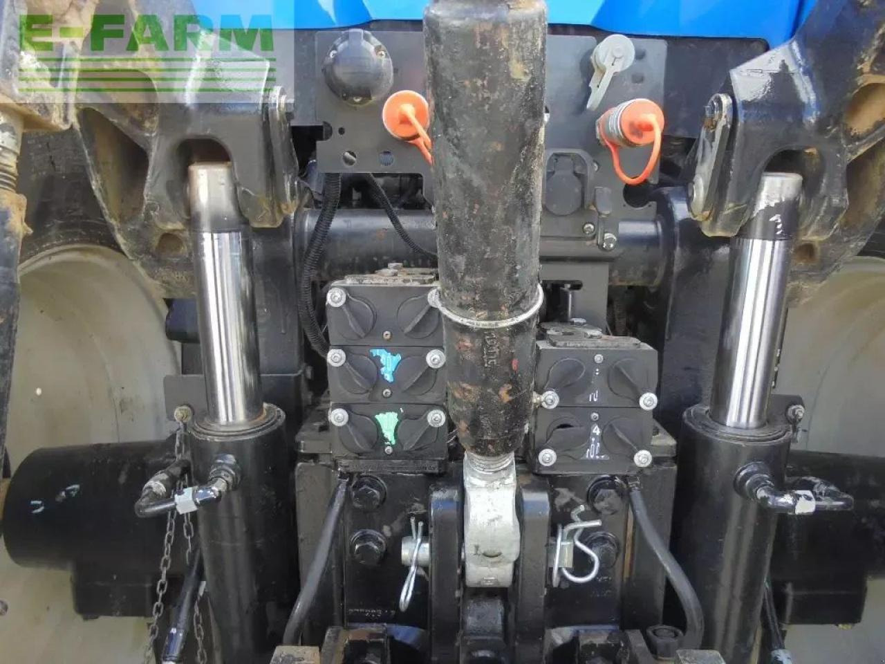 Farm tractor New Holland t8.330: picture 7