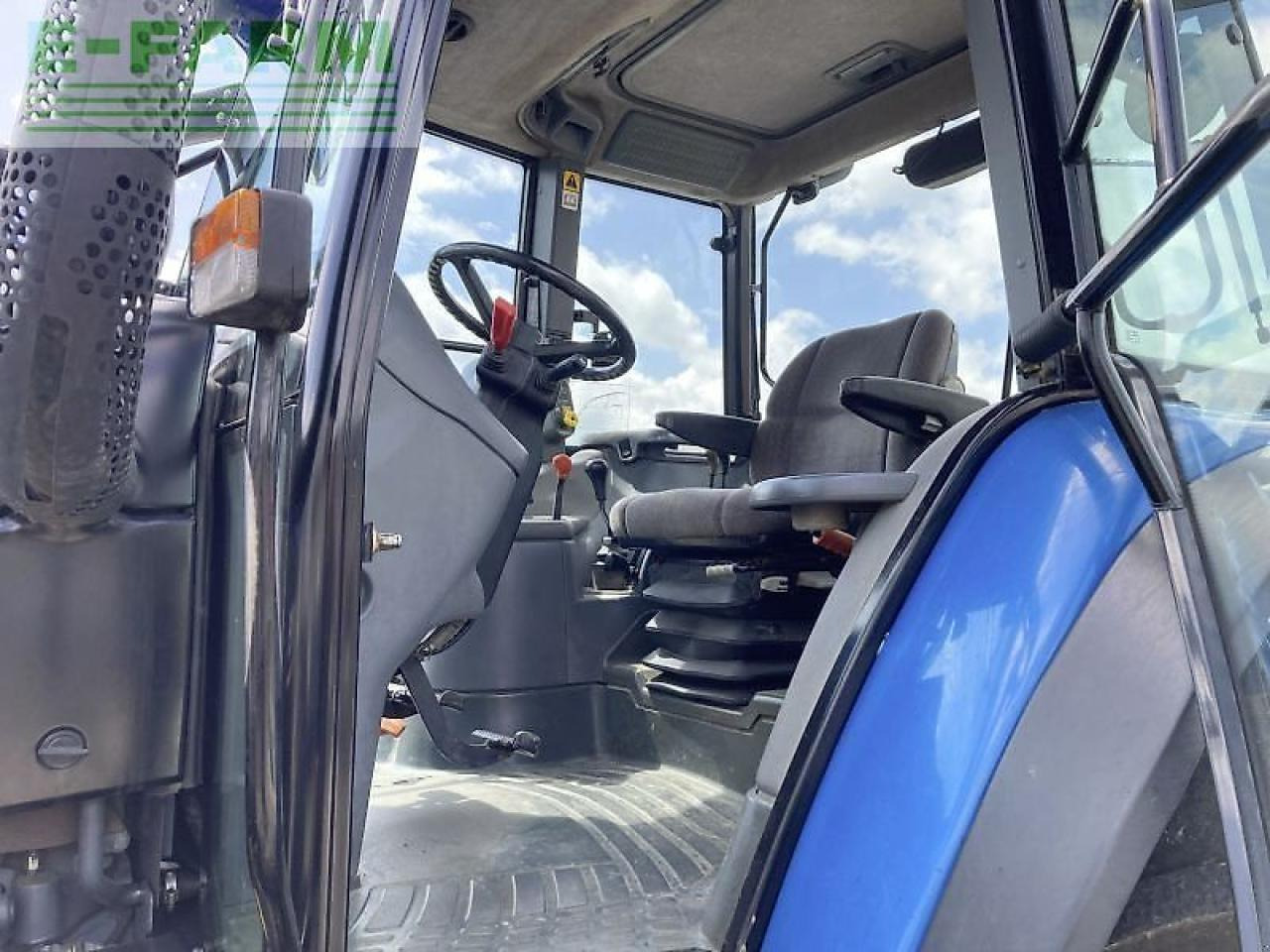 Farm tractor New Holland ts 115: picture 11