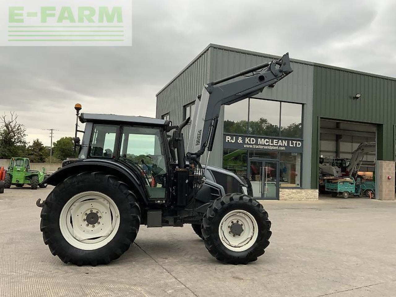 Valtra n113 hi tech tractor (st23833) - Farm tractor: picture 1 Valtra n113 hi tech tractor (st23833) - Farm tractor: picture 1