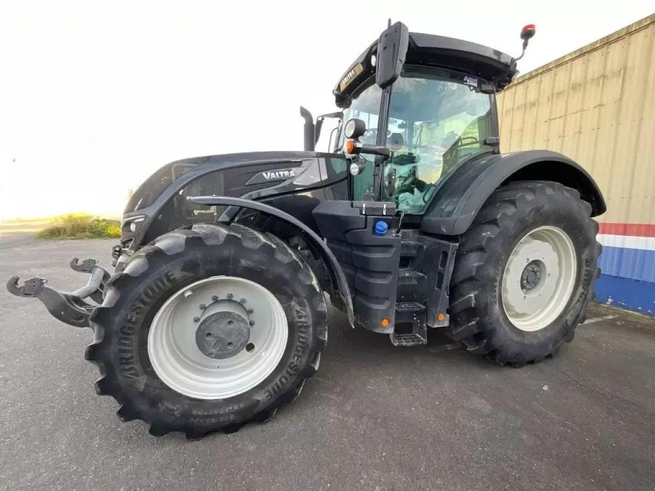 Valtra s324 - Farm tractor: picture 1 Valtra s324 - Farm tractor: picture 1
