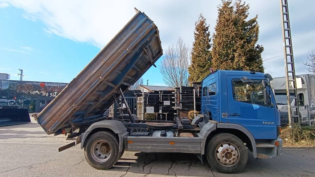 Mercedes-Benz 1523, 3-Seiten-Kipper, 6-Zylinder-Dieselmotor, AHK - Tipper: picture 1 Mercedes-Benz 1523, 3-Seiten-Kipper, 6-Zylinder-Dieselmotor, AHK - Tipper: picture 1