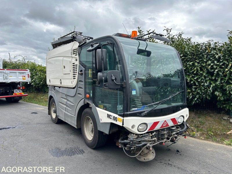 BALAYEUSE DE VOIRIE - MATHIEU GRAND AZURA MC 400 - 2 292 H - 2014 - Road sweeper: picture 2 BALAYEUSE DE VOIRIE - MATHIEU GRAND AZURA MC 400 - 2 292 H - 2014 - Road sweeper: picture 2