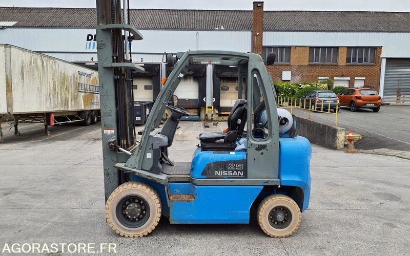 Chariot élévateur frontal GAZ Nissan 2827 heures Triplex UD02A25PQ - 3F550 - Forklift: picture 1 Chariot élévateur frontal GAZ Nissan 2827 heures Triplex UD02A25PQ - 3F550 - Forklift: picture 1