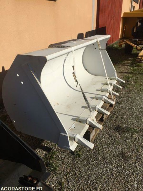 Godet neuf de chargeuse 2000mm New Holland W50, W60, W70, W80 - Loader bucket: picture 5 Godet neuf de chargeuse 2000mm New Holland W50, W60, W70, W80 - Loader bucket: picture 5