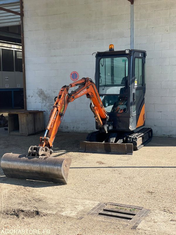 MINI-PELLE SUR CHENILLE CAOUTCHOUC HITACHI ZX17U-2 15CV 1.9T AVEC 3 GODETS - Excavator: picture 1 MINI-PELLE SUR CHENILLE CAOUTCHOUC HITACHI ZX17U-2 15CV 1.9T AVEC 3 GODETS - Excavator: picture 1
