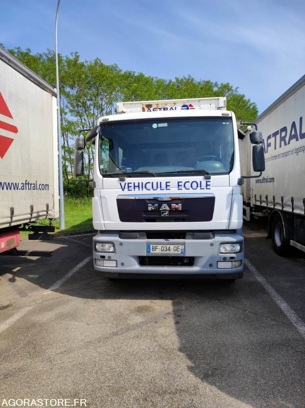 PORTEUR - MAN - TGM - 2010 - 360484 KM - (3832) - Curtain side truck: picture 1 PORTEUR - MAN - TGM - 2010 - 360484 KM - (3832) - Curtain side truck: picture 1