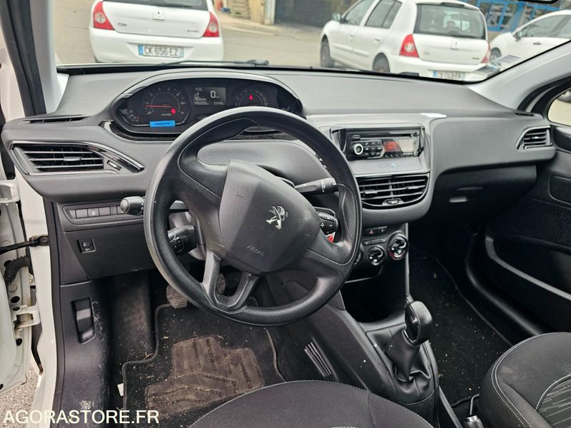 Peugeot 208 - 2014 - 145593km - DH782TX - Car: picture 5 Peugeot 208 - 2014 - 145593km - DH782TX - Car: picture 5