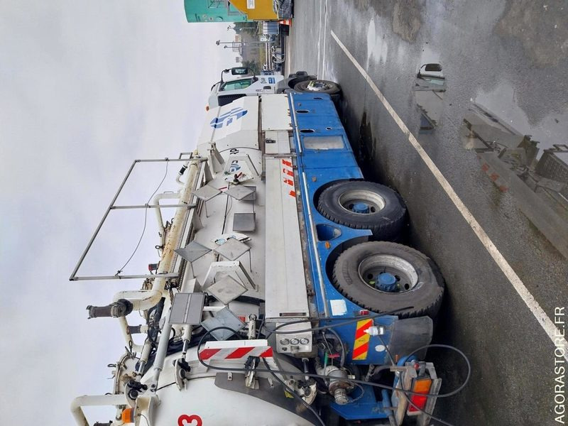 RENAULT KERAX HUWER ADR 2001 515000KM / PB BV EXPORT UNIQUEMENT - Vacuum truck: picture 4 RENAULT KERAX HUWER ADR 2001 515000KM / PB BV EXPORT UNIQUEMENT - Vacuum truck: picture 4