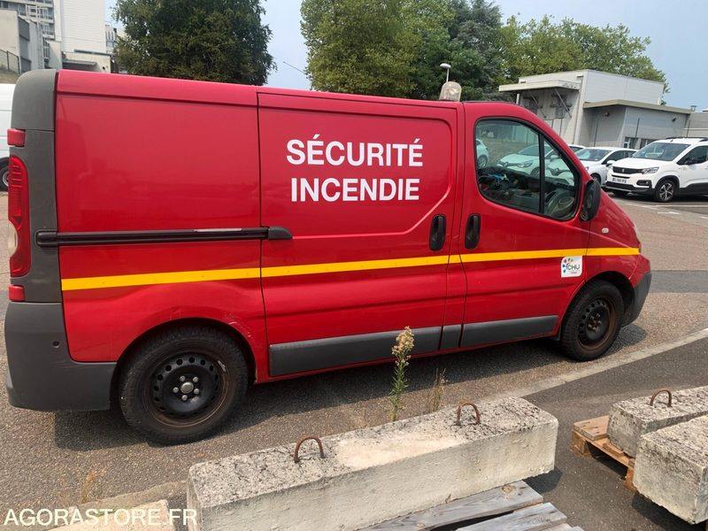 RENAULT Trafic II Fourgon Phase 2 L1H1 2.0 dCi 16V 90 cv - Panel van: picture 5 RENAULT Trafic II Fourgon Phase 2 L1H1 2.0 dCi 16V 90 cv - Panel van: picture 5