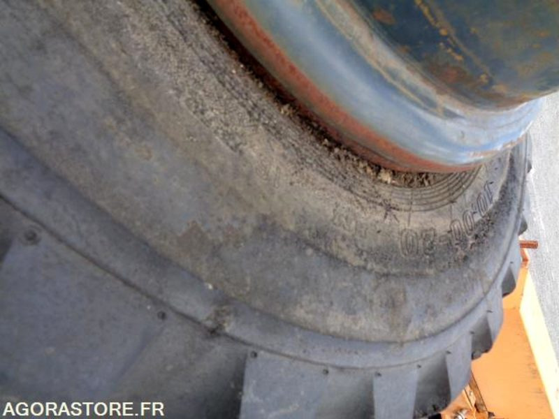 LOT 5 PNEUS +1 JANTE PELLETEUSE HYUNDAI - Spare parts for Construction machinery: picture 5 LOT 5 PNEUS +1 JANTE PELLETEUSE HYUNDAI - Spare parts for Construction machinery: picture 5