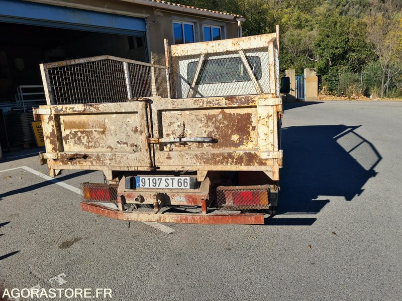 VEHICULE UTILITAIRE - IVECO - CAMION BENNE - 9197 ST 66 - Tipper van: picture 2 VEHICULE UTILITAIRE - IVECO - CAMION BENNE - 9197 ST 66 - Tipper van: picture 2