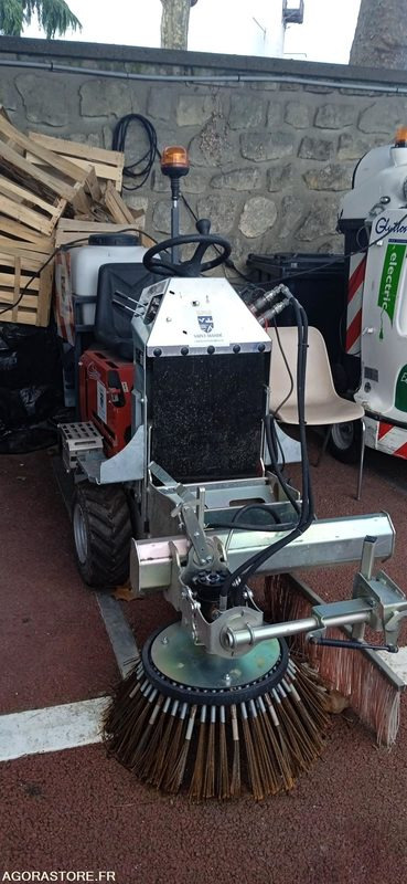 Balayeuse désherbeuse deneigeuse COCHET type GECKO automotrice 27 heures 2021 - Road sweeper: picture 2 Balayeuse désherbeuse deneigeuse COCHET type GECKO automotrice 27 heures 2021 - Road sweeper: picture 2