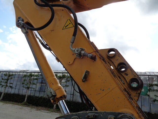 Crawler excavator Liebherr R906LC: picture 13