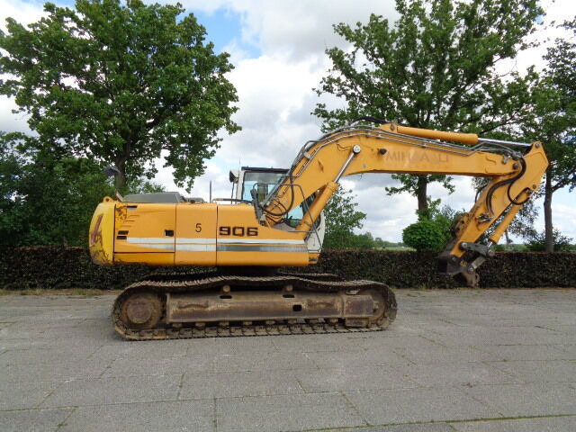 Crawler excavator Liebherr R906LC: picture 9
