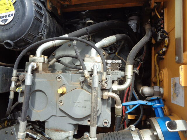 Crawler excavator Liebherr R906LC: picture 10