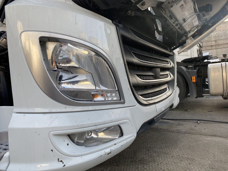 DAF XF 106 - Bumper: picture 4 DAF XF 106 - Bumper: picture 4