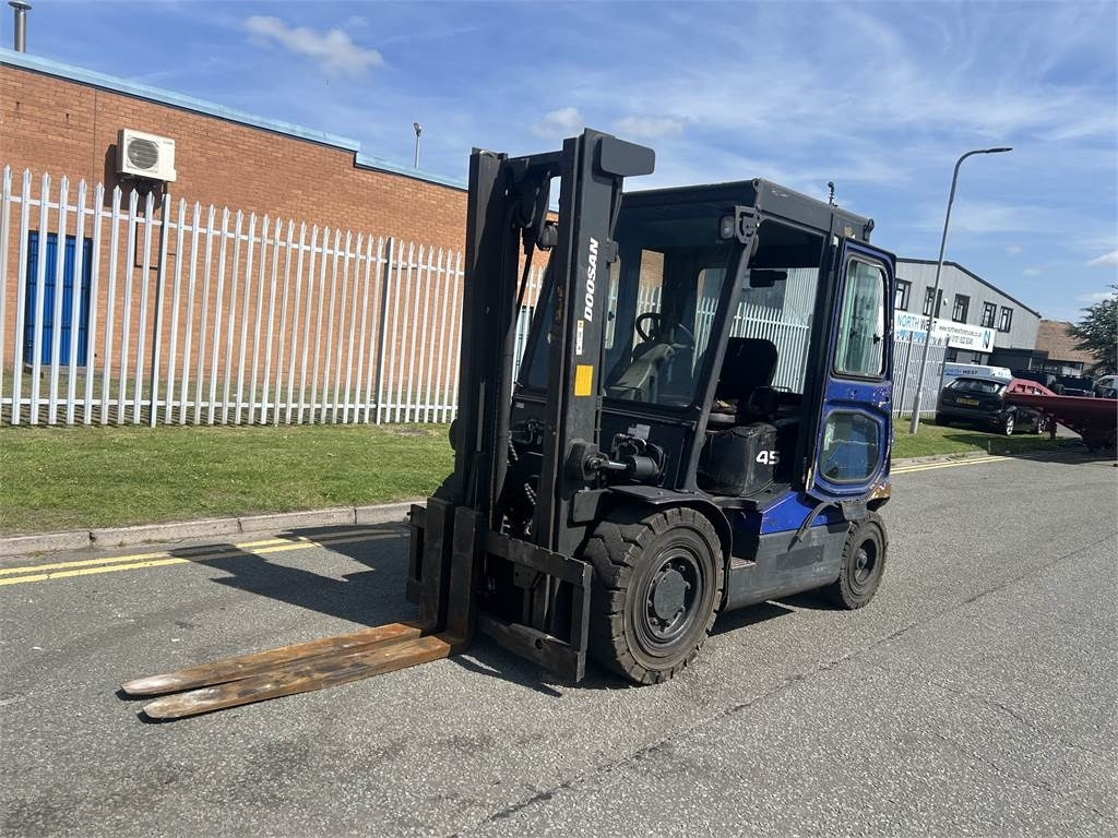 Doosan D45SC-5 - Diesel forklift: picture 2 Doosan D45SC-5 - Diesel forklift: picture 2