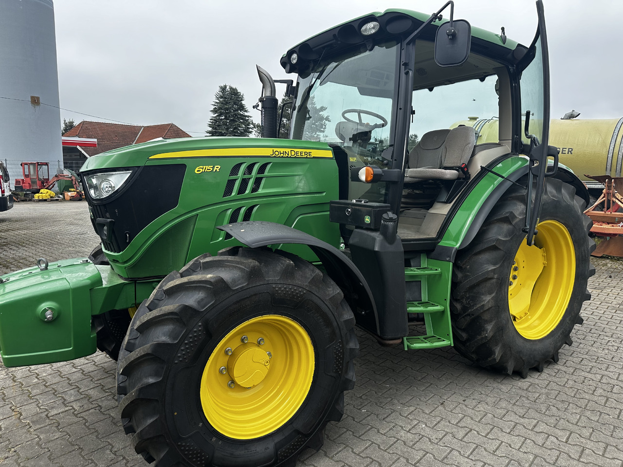 John Deere 6115R - Farm tractor: picture 3 John Deere 6115R - Farm tractor: picture 3