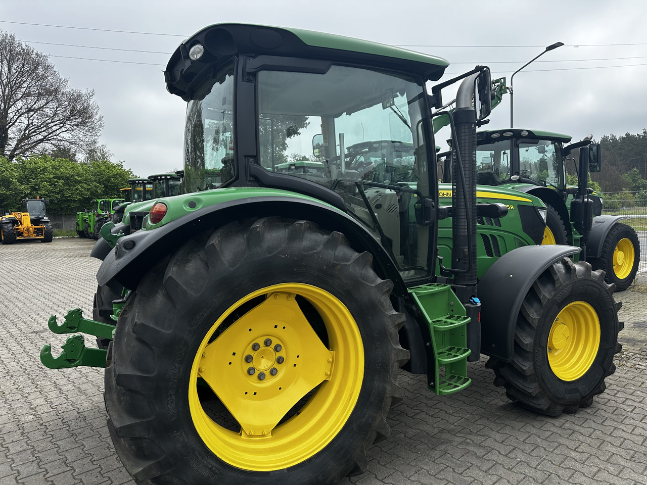 John Deere 6115R - Farm tractor: picture 4 John Deere 6115R - Farm tractor: picture 4