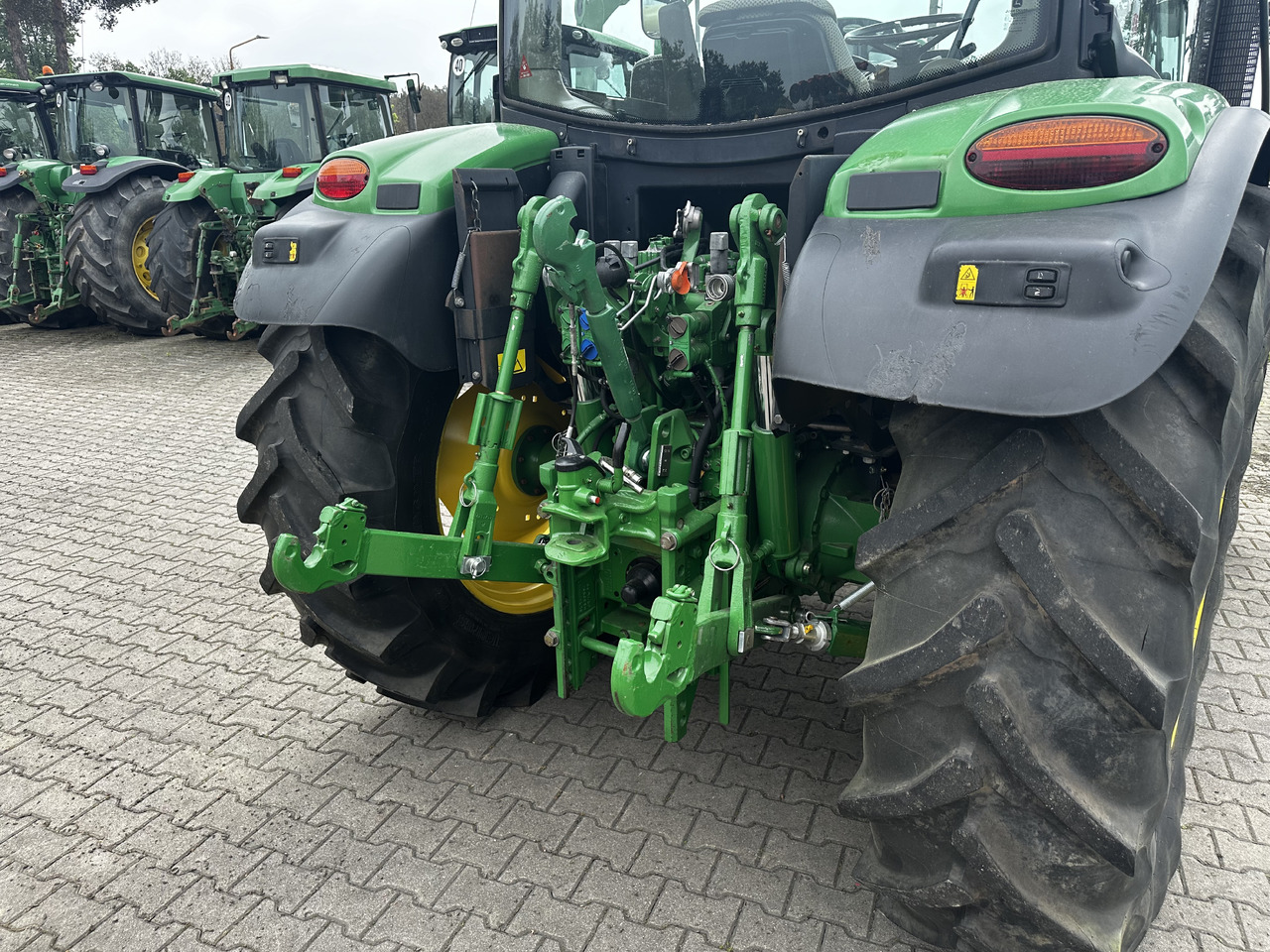 John Deere 6115R - Farm tractor: picture 5 John Deere 6115R - Farm tractor: picture 5