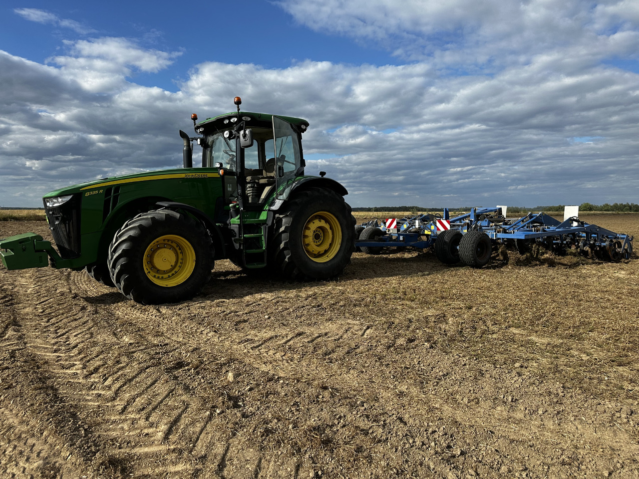 John Deere 8335 R AutoPower 50 km/h 370 PS - Farm tractor: picture 3 John Deere 8335 R AutoPower 50 km/h 370 PS - Farm tractor: picture 3